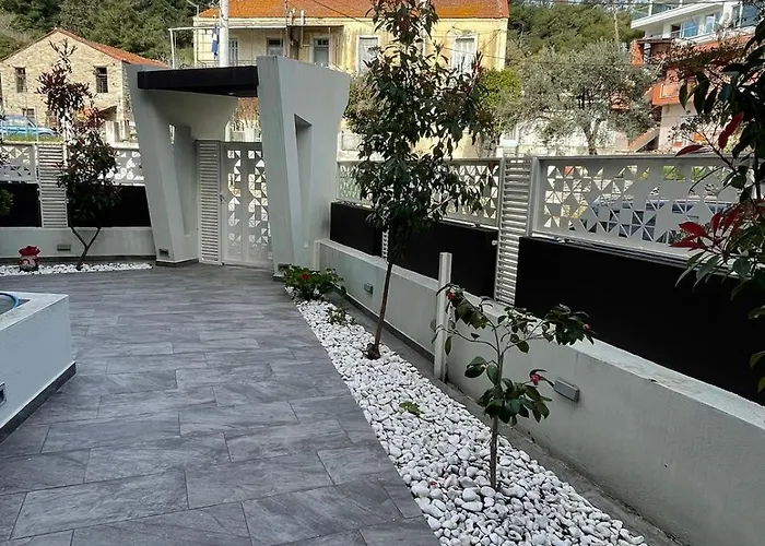 Aretousa - Center Luxury 1 *