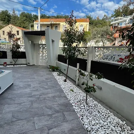 Aretousa - Center Luxury 1 *